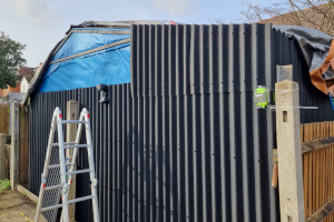 Fixing the upper row of cladding